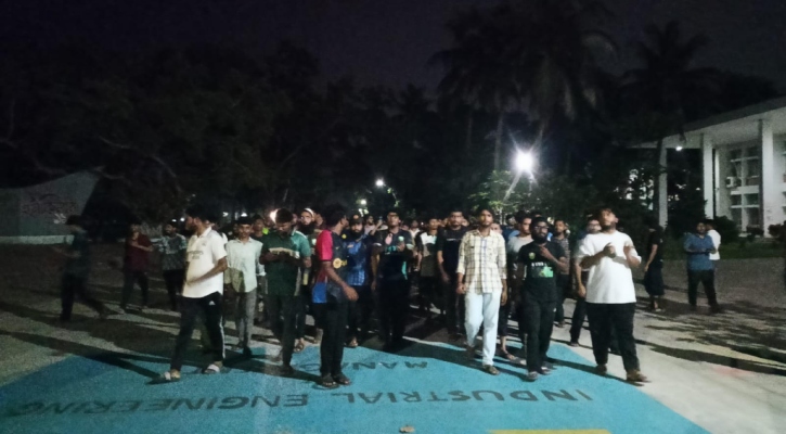 কুয়েটের ৩৭ শিক্ষার্থীকে শোকজ, প্রতিবাদে রাতে ক্যাম্পাসে বিক্ষোভ 
 
